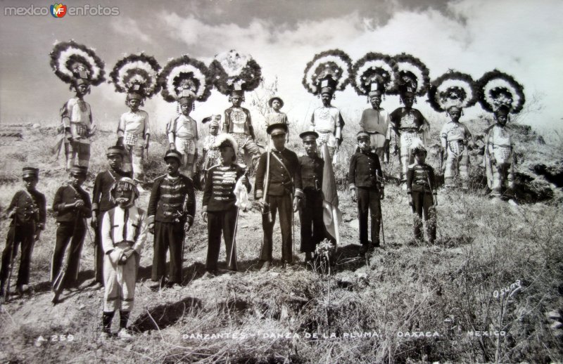 Danzantes de La danza de la pluma. ( Circulada el 29 de Diciembre de 1952 ).