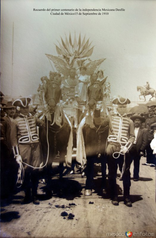 Recuerdo del primer centenario de la independencia Mexicana Desfile  Ciudad de México 15 de Septiembre de 1910