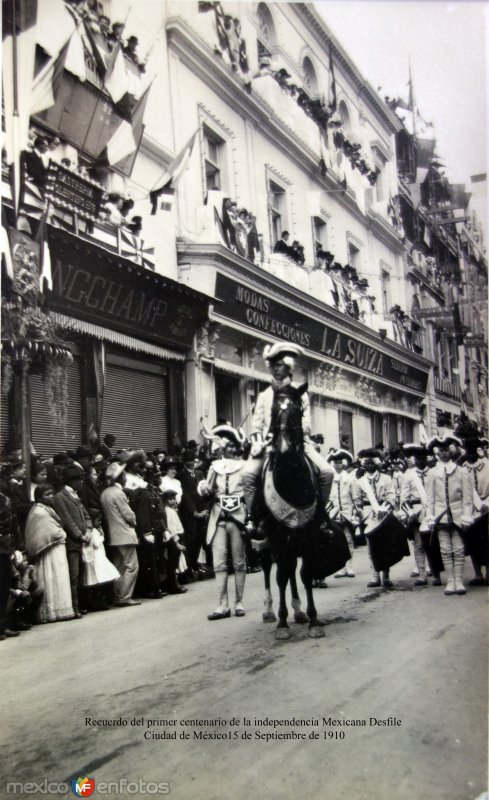 Recuerdo del primer centenario de la independencia Mexicana Desfile  Ciudad de México15 de Septiembre de 1910