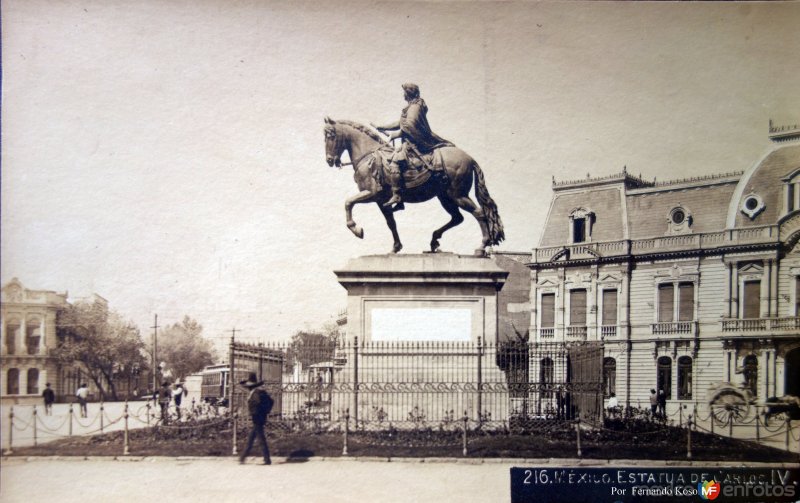 Estatua de Carlos IV por el Fotógrafo Fernando Kososky..