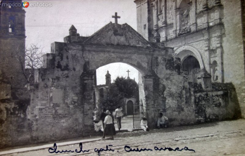 Puerta de entrada a la Iglesia.