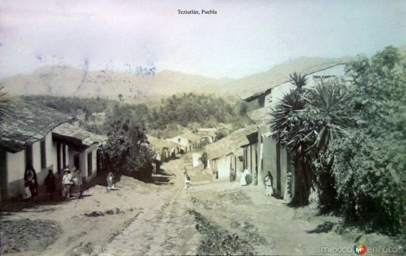 Escena callejera de Teziutlán, Puebla. ( Circulada el 10 de Abril de 1909 ).