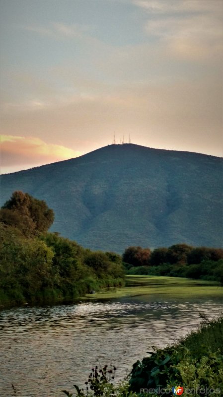 Rio Laja y el cerro del Culiacán de fondo