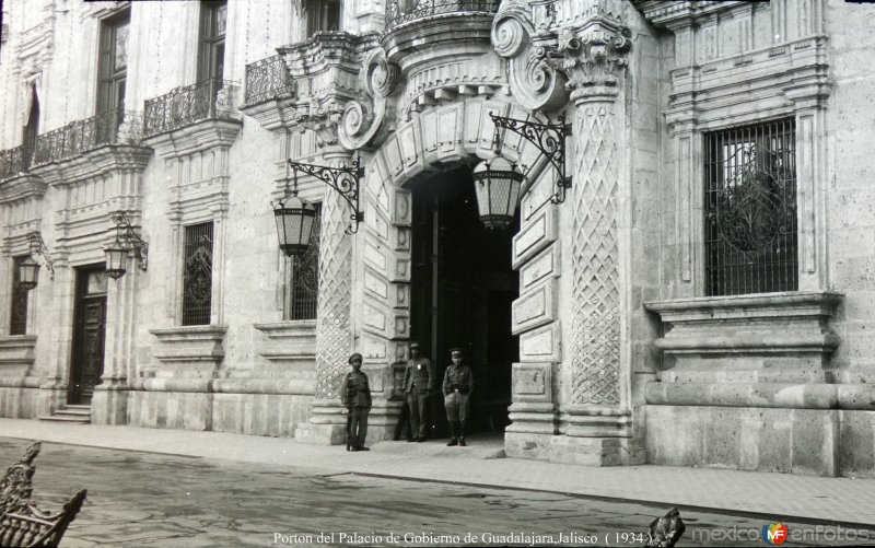 Porton del Palacio de Gobierno, por el fotógrafo T. Enami, de Yokohama, Japón (1934)