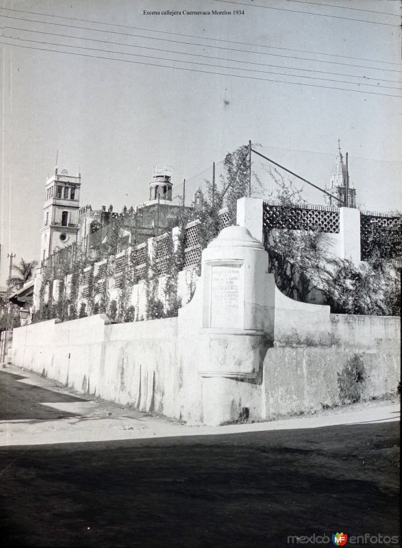 Escena callejera Cuernavaca Morelos, por el fotógrafo T. Enami, de Yokohama, Japón (1934)