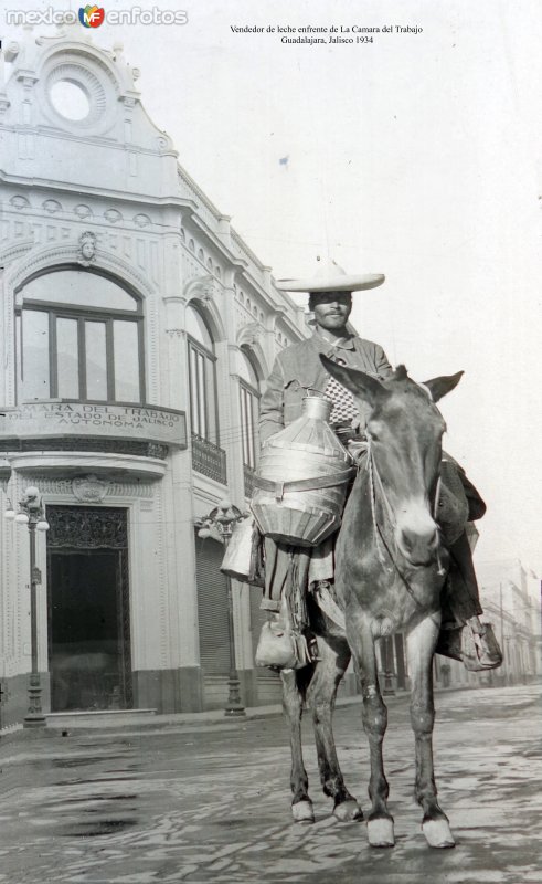 Vendedor de leche enfrente de La Camara del Trabajo Guadalajara, Jalisco, por el fotógrafo T. Enami, de Yokohama, Japón (1934)