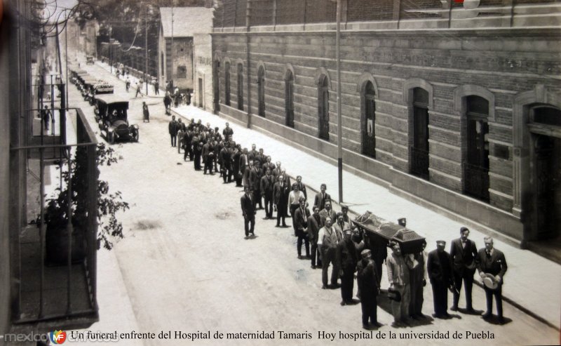 Un funeral enfrente del Hospital de maternidad Tamaris  Hoy hospital de la universidad de Puebla