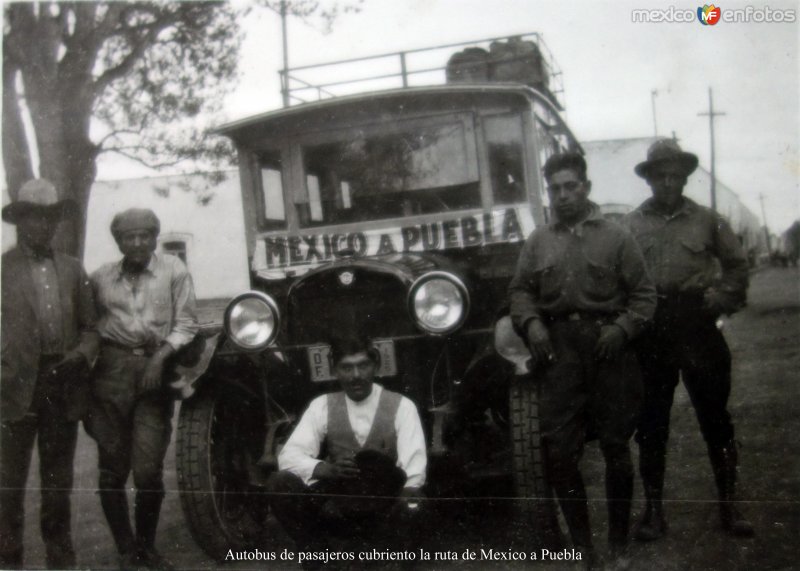 Autobus de pasajeros cubriento la ruta de Mexico a Puebla
