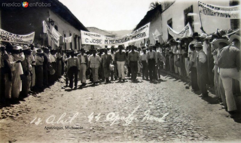 Manifestaciones politicas en Apatzingán, Michoacán ( Fechada el 18 de Abril de 1944 ).