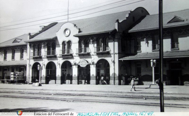 Estacion del Ferrocarril de Aguascalientes. ( Circulada el 15 de Abril de 1949 ).