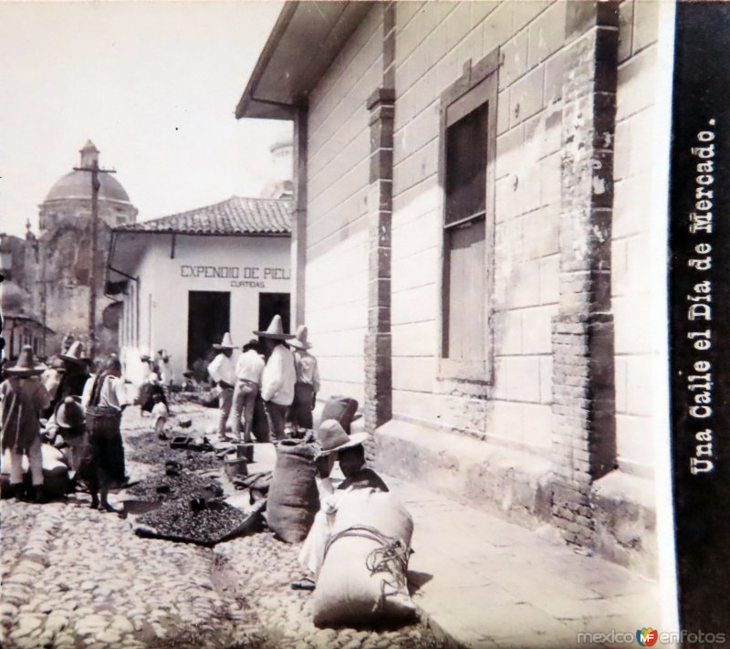 Una calle el Dia de Mercado  por el Fotógrafo Abel Briquet.