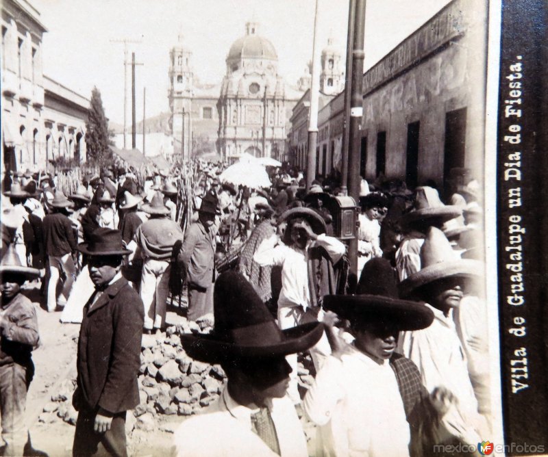 La villa de Guadalupe Ciudad de México en dia de fiesta por el Fotógrafo Abel Briquet..