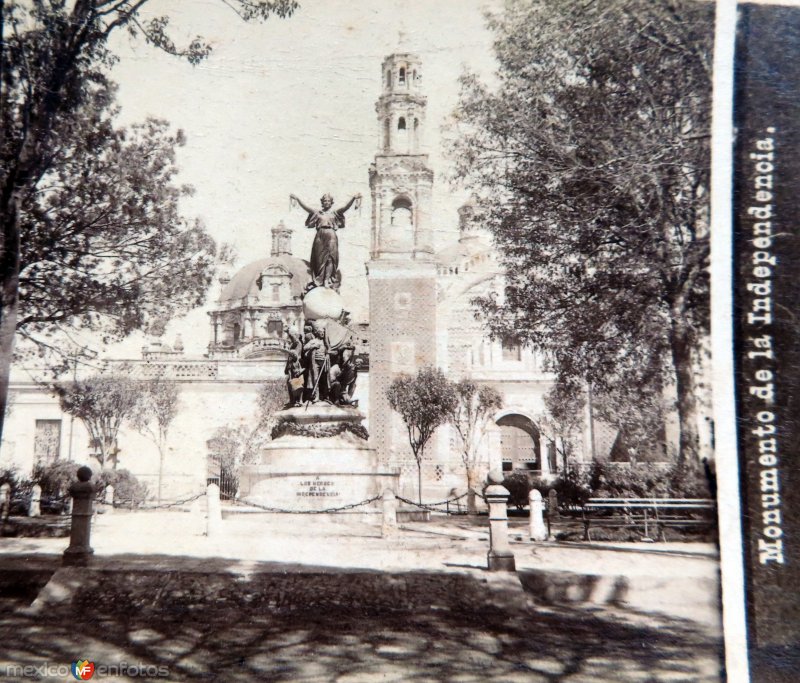 Monumento a Independencia por el Fotógrafo Abel Briquet.