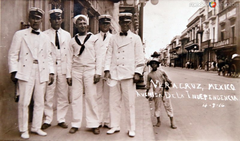 Avenida Independencia y marineros estadounidenses ( Circulada el 8 de Abril de 1916 )