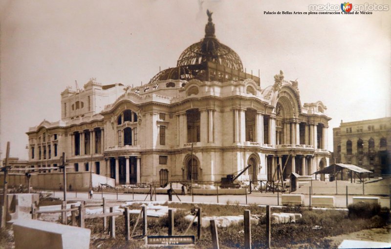 Palacio de Bellas Artes en plena construccion Ciudad de México.