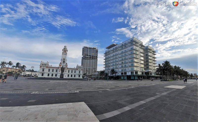 Faro Venustiano Carranza y Hotel Emporio