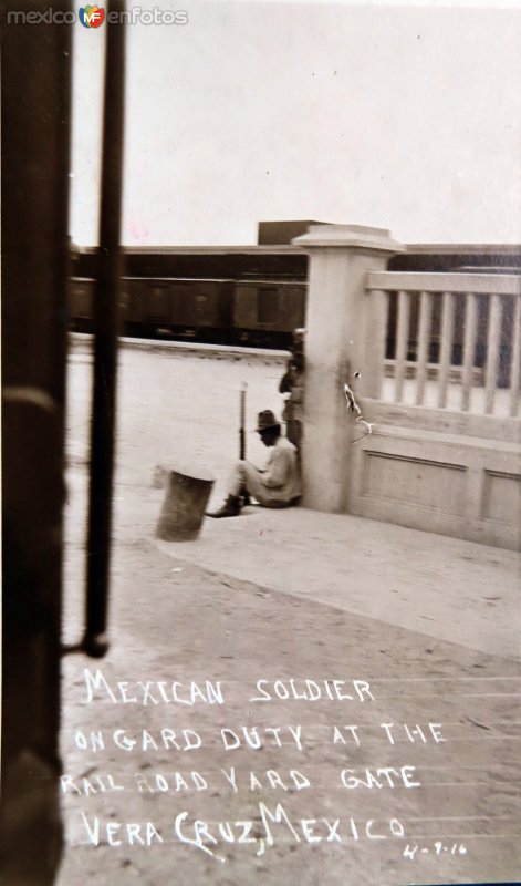 Soldado Mexicano de guardia en la estacion Ferroviaria ( Abril 9 de 1916 ).