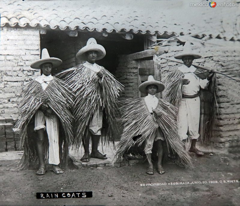 Tipos Mexicanos usando capotes de palma por el   Fotógrafo Charles B. Waite.