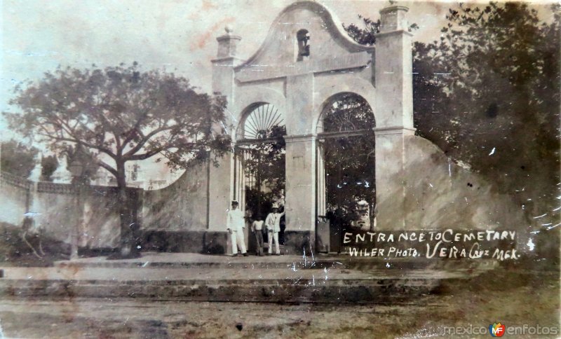 Entrada al Cementerio.