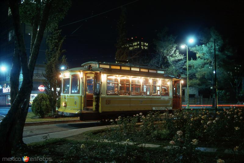 Tranvía de noche en la glorieta Chilpancingo (1973)