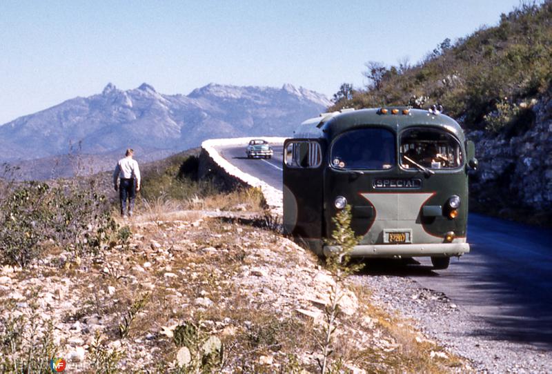 Autobús en la carretera México - Nuevo Laredo (1954)