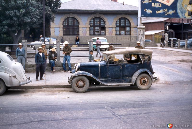 Frente a la estación del Ferrocarril Nacional (1954)