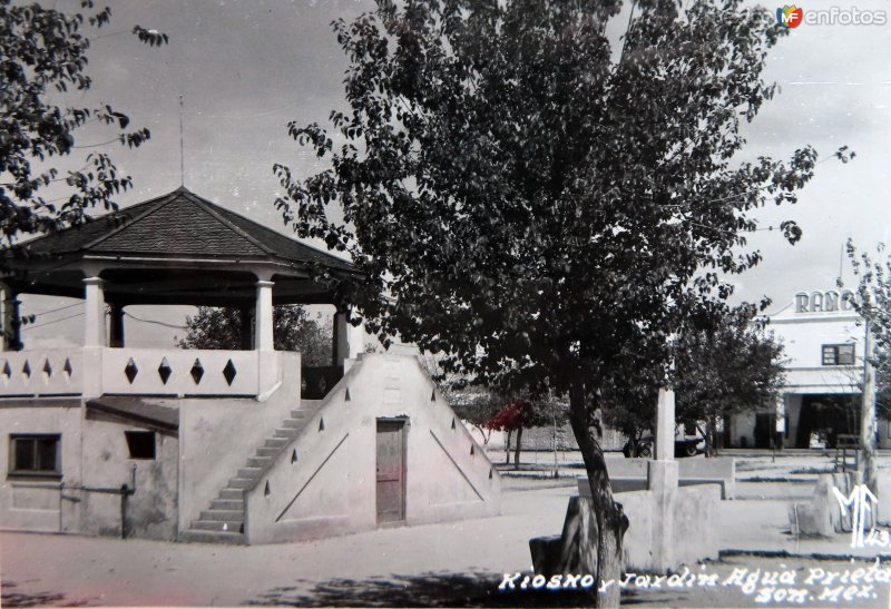 Kiosko y jardin.