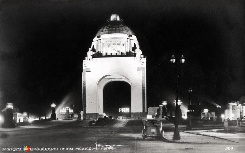 Monumento a la Revolución, vista nocturna