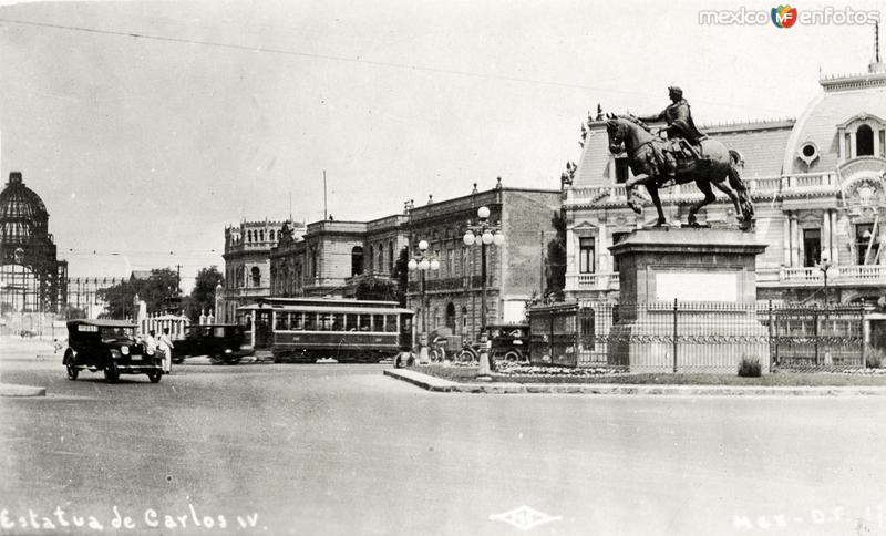 Monumento a Carlos IV, y Palacio Legislativo en construcción (izq.)