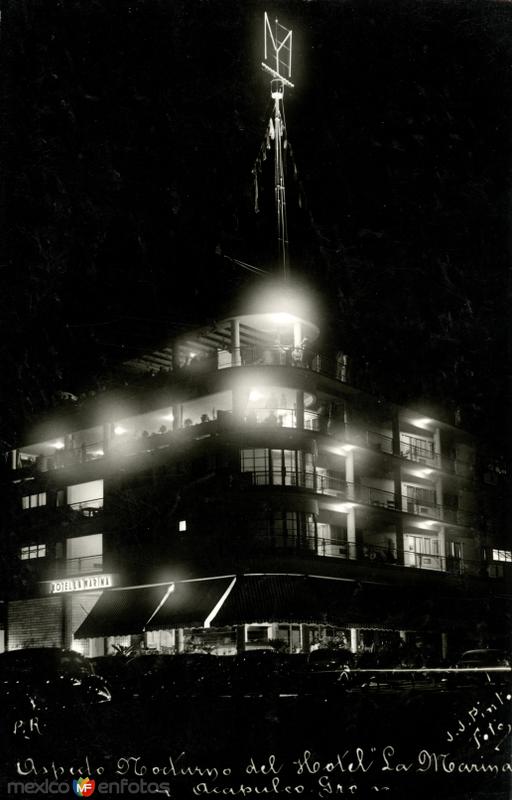 Vista nocturna del Hotel La Marina