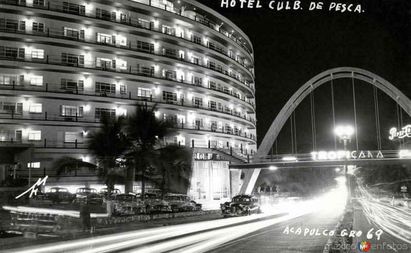 Hotel Club de Pesca, visto de noche