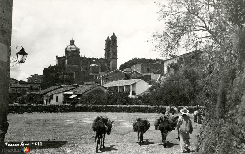 Arrieros y calles de Taxco, con Templo de Santa Prisca al fondo