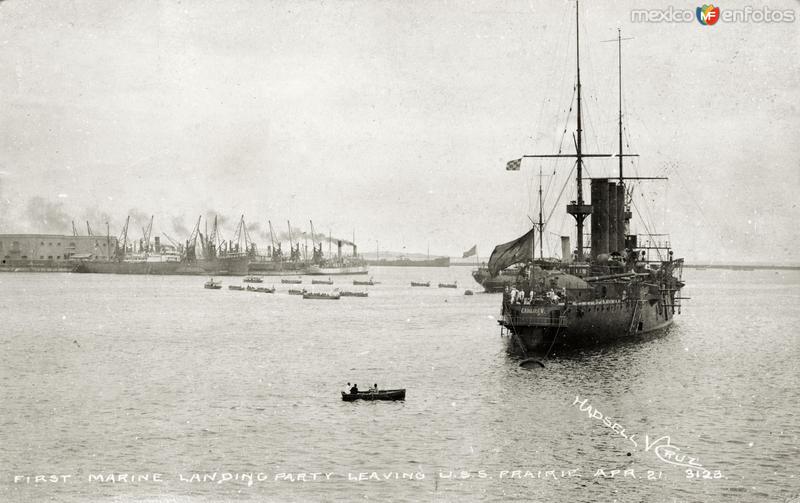 Primeros botes de del cañonero  U.S.S. Prairie, en tocar tierra durante la invasión estadounidense de 1914