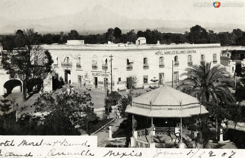 Hotel Morelos y kiosco de la plaza