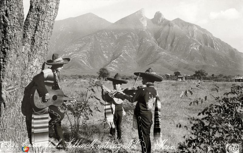 Mariachi frente al Cerro de la Silla