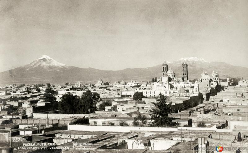 Vista panorámica de Puebla, con volcanes Popocatépetl (izq.) e Iztaccíhuatl (der.)