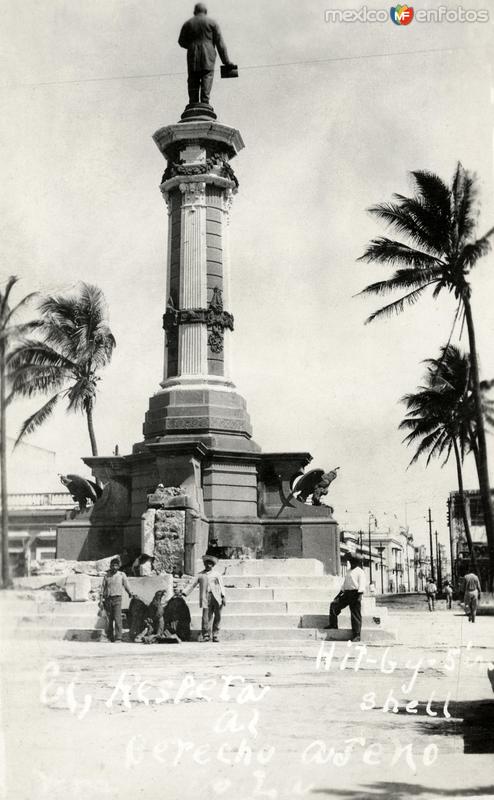 Monumento a Juárez dañado por el bombardeo durante la invasión estadounidense de 1914