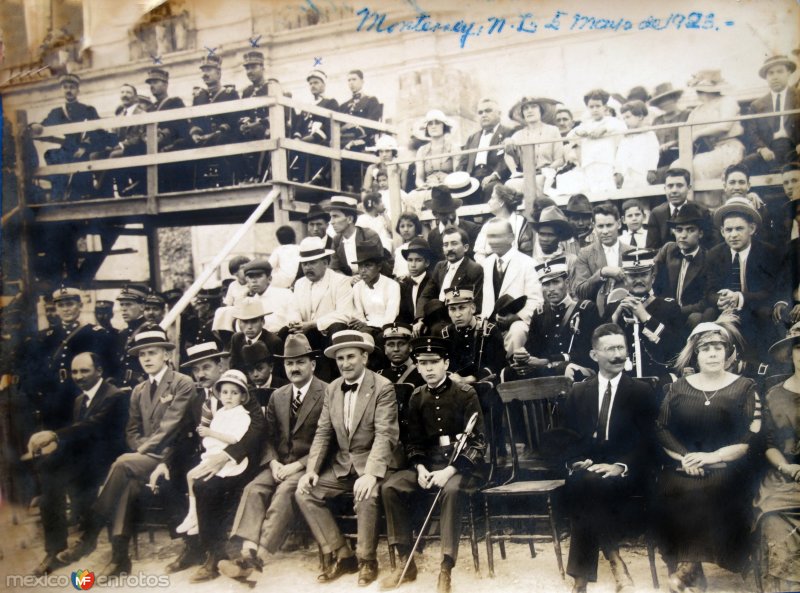 Espectadores en el Desfile del 13 batallon del ejercito Mexicano 5 de Mayo de 1923 Monterrey, Nuevo León