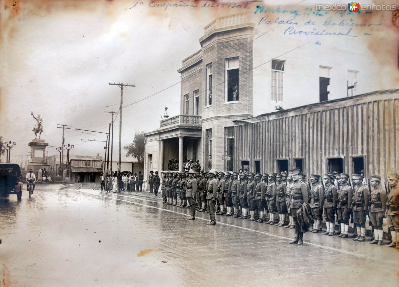 Fotos de Monterrey, Nuevo León, México: Primera compania del 13 batallon del ejercito Mexicano y Palacio de Gobierno provicional 5 de Mayo de 1923 Monterrey, Nuevo León