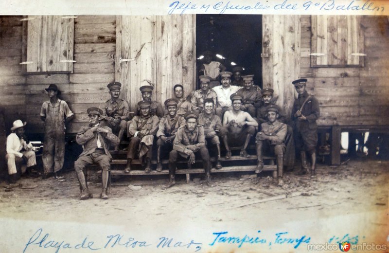 Jefe y oficiales del 9 batallon del ejercito Mexicano en La playa de Miramar Tampico, Tamaulipas 1925.