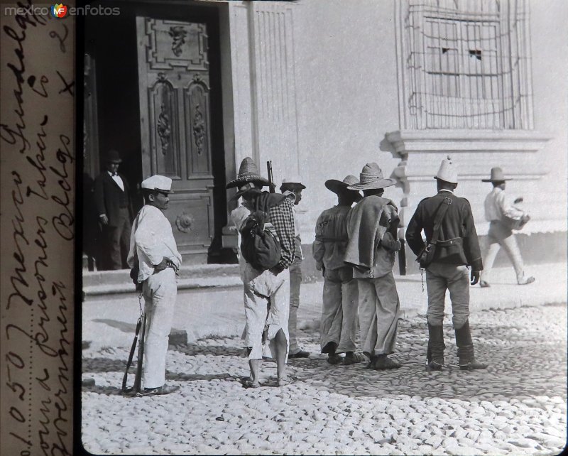 Tipos Mexicanos prisioneros en Guadalajara por el fotografo William H. Rau..