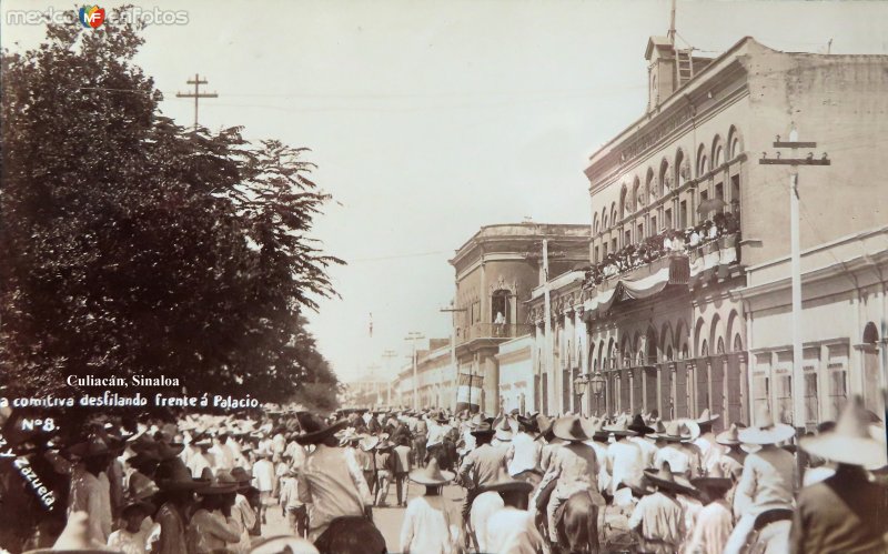 La comitiva desfilando frente a palacio Culiacán, Sinaloa.