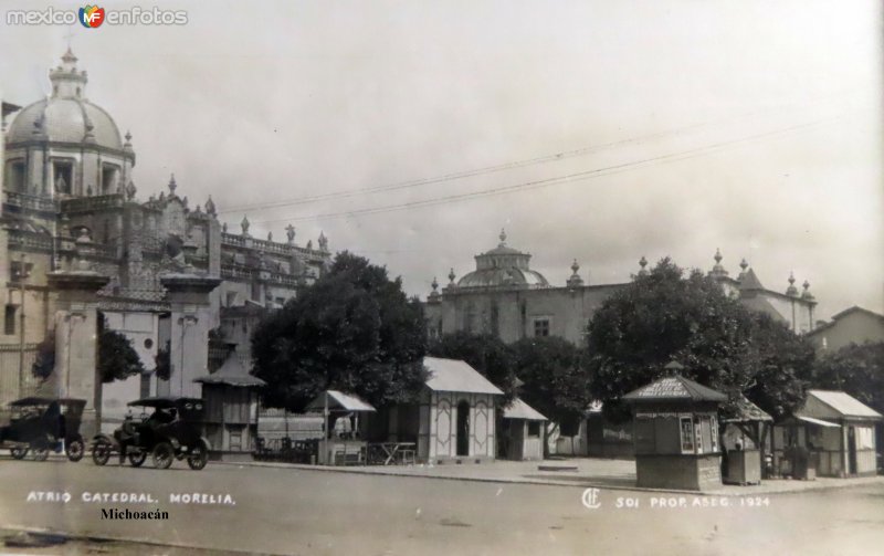 Atrio y Catedral de Morelia, Michoacán. ( Fechada en 1924 ).