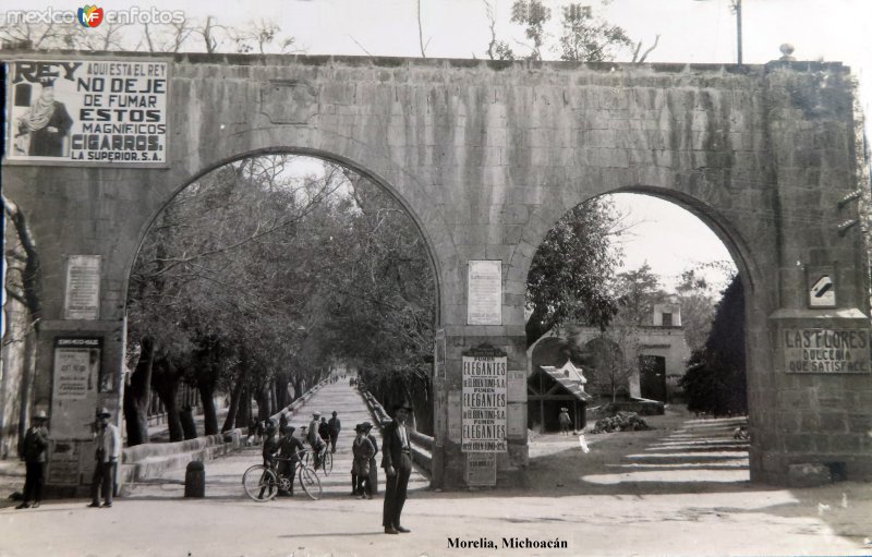 Escena callejera y anuncio del tabaco El Buen Tono  Morelia, Michoacán.