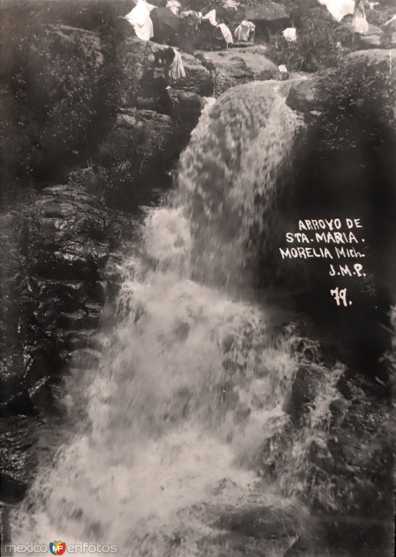 Tipos Mexicanos lavanderas en el arroyo de Santa Maria.