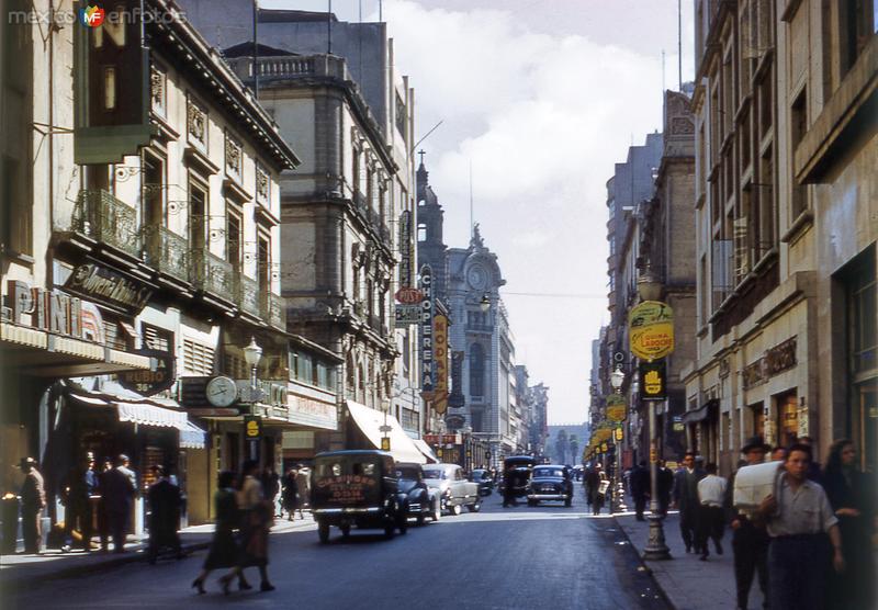 Avenida Madero, vista hacia el Zócalo