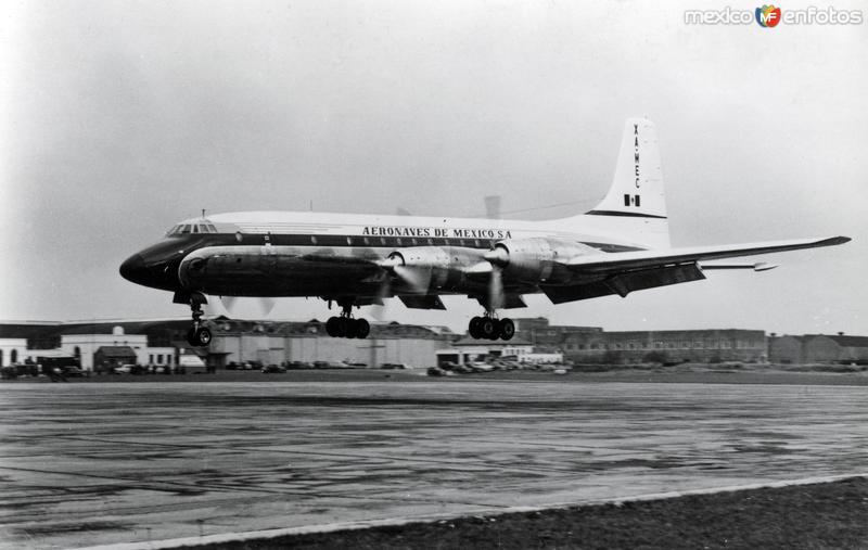 Avión de Aeronaves de México aterrizando