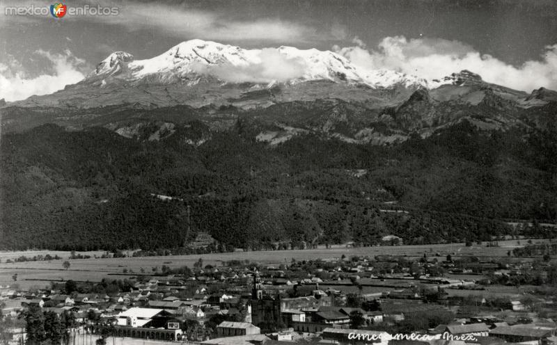 Vista de Amecameca con el volcán Iztaccíhuatl al fondo