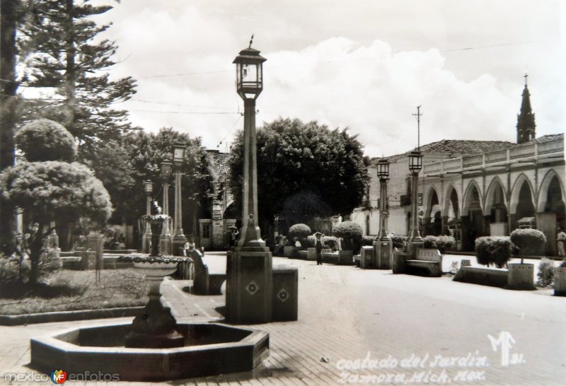 A un costado del jardin.