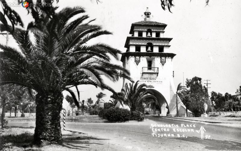 Centro escolar y torre de Agua Caliente